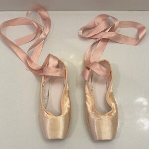 35W 3.5/4 Youth Pink Satin and Leather Ballet Pointe Shoes